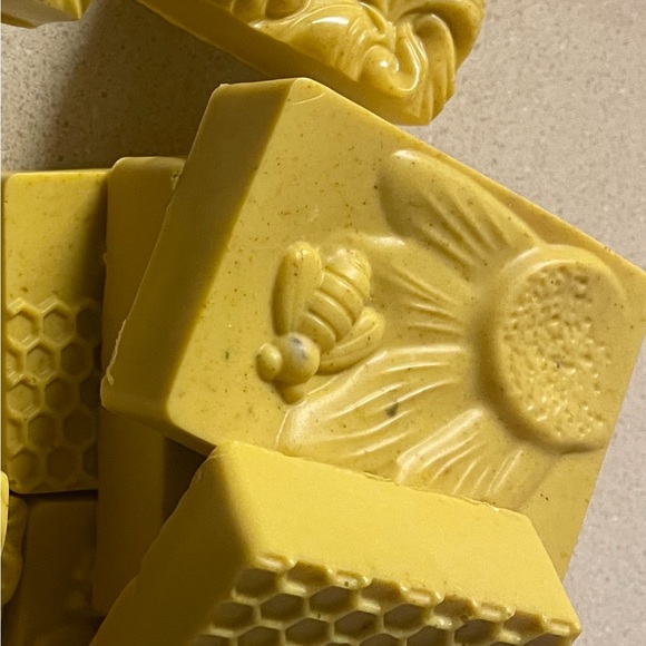 Skincare come with a bar of soap - Picture 2 of 8